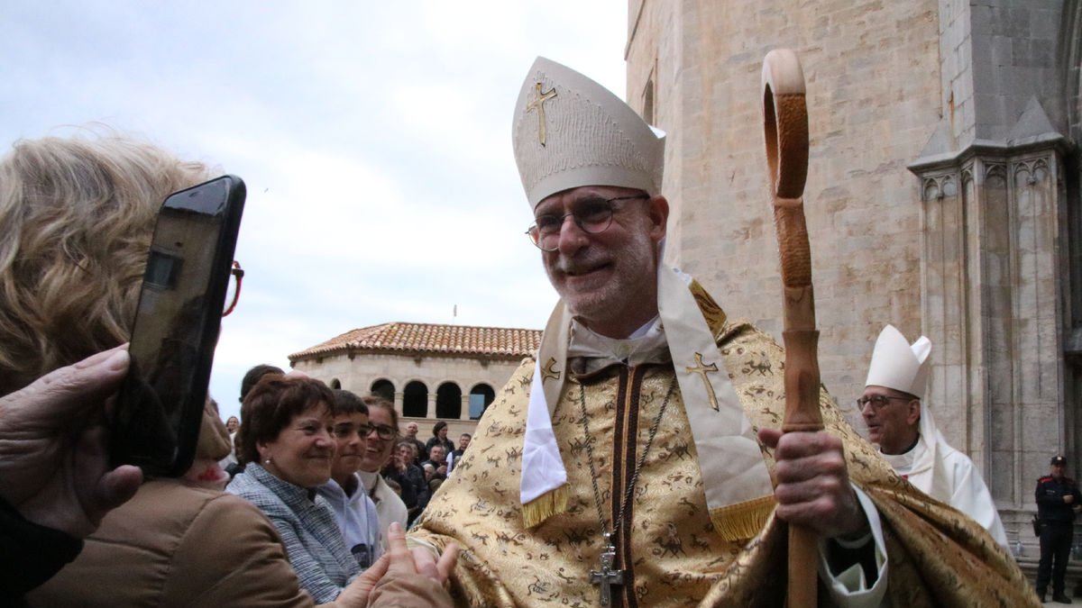 El bisbe de Girona, saludant els fidels després de la cerimònia.