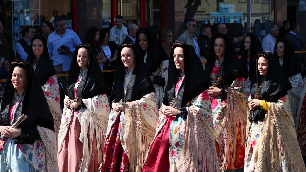 Algunes de les protagonistes del Dia de la Faldeta, ahir a Fraga, abillades amb el vestit tradicional.