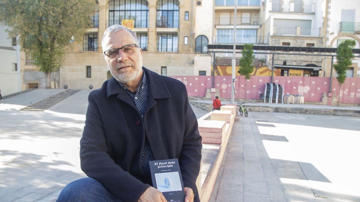 Eduard Ribera amb el llibre a la plaça de les Nacions sense Estat de Tàrrega.