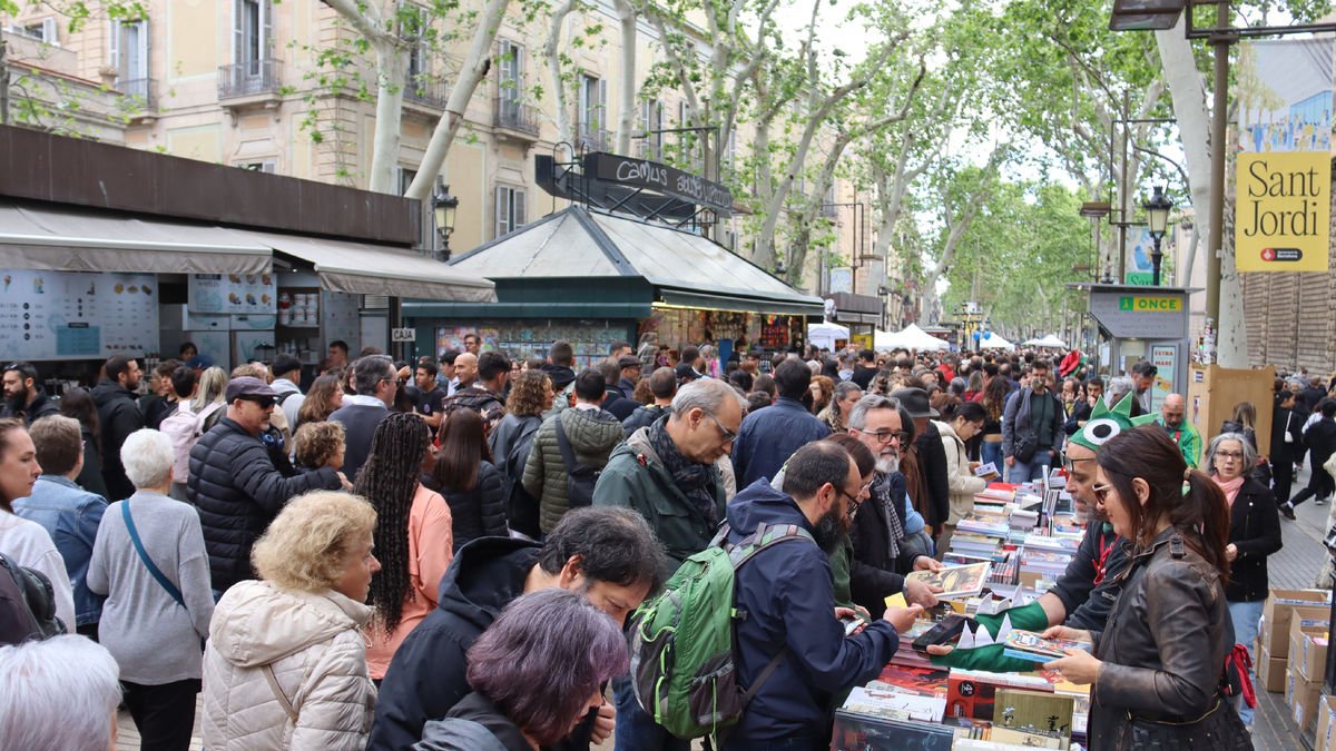 Llibres i roses recuperen les Rambles després de sis anys