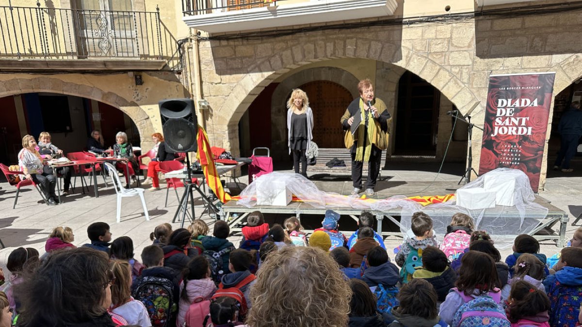 Les Borges Blanques. A la plaça 1 d’Octubre, es va organitzar un escenari que convidava el públic a recitar poesia. El van visitar alumnes d’escoles de la localitat.