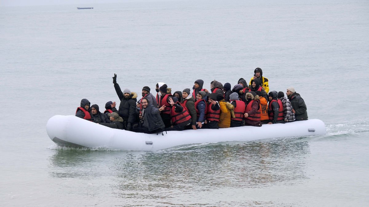 Una dèbil embarcació de migrants al canal de la Mànega.