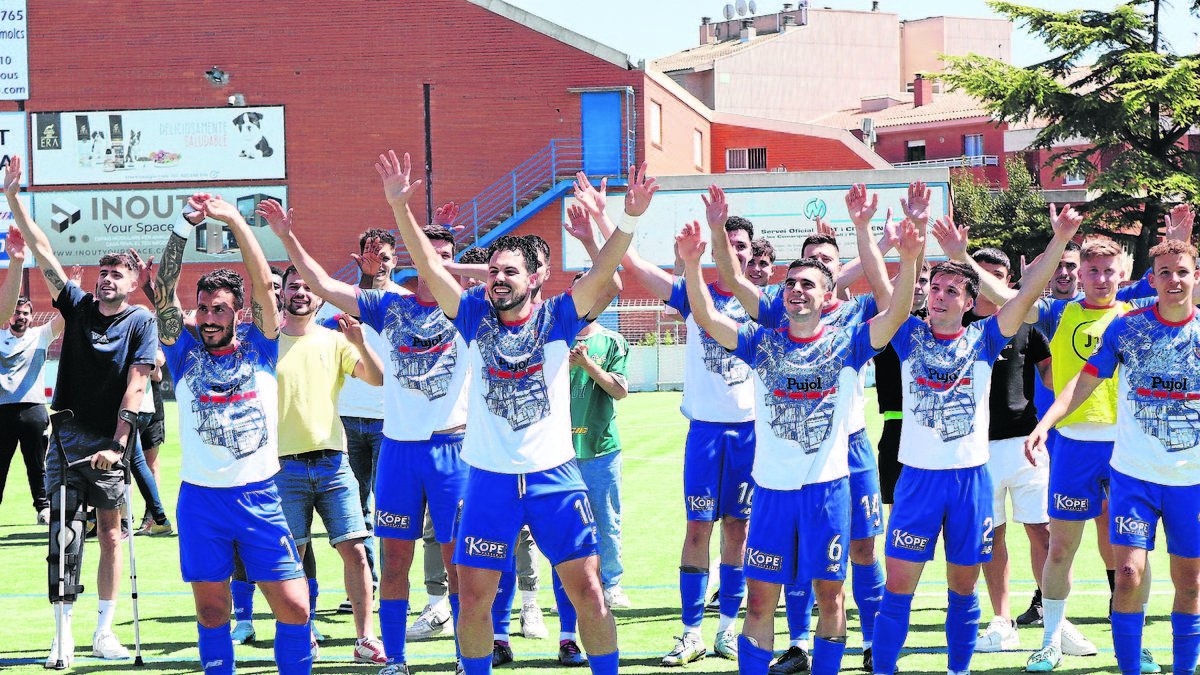 Jugadors del Mollerussa celebren la victòria davant del Girona B diumenge passat.