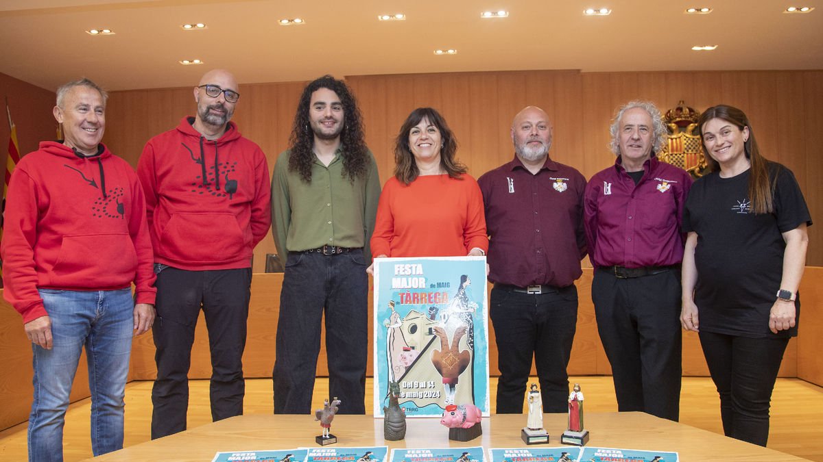 L’alcaldessa i el regidor de Cultura, amb representants d’entitats que participen en les festes.