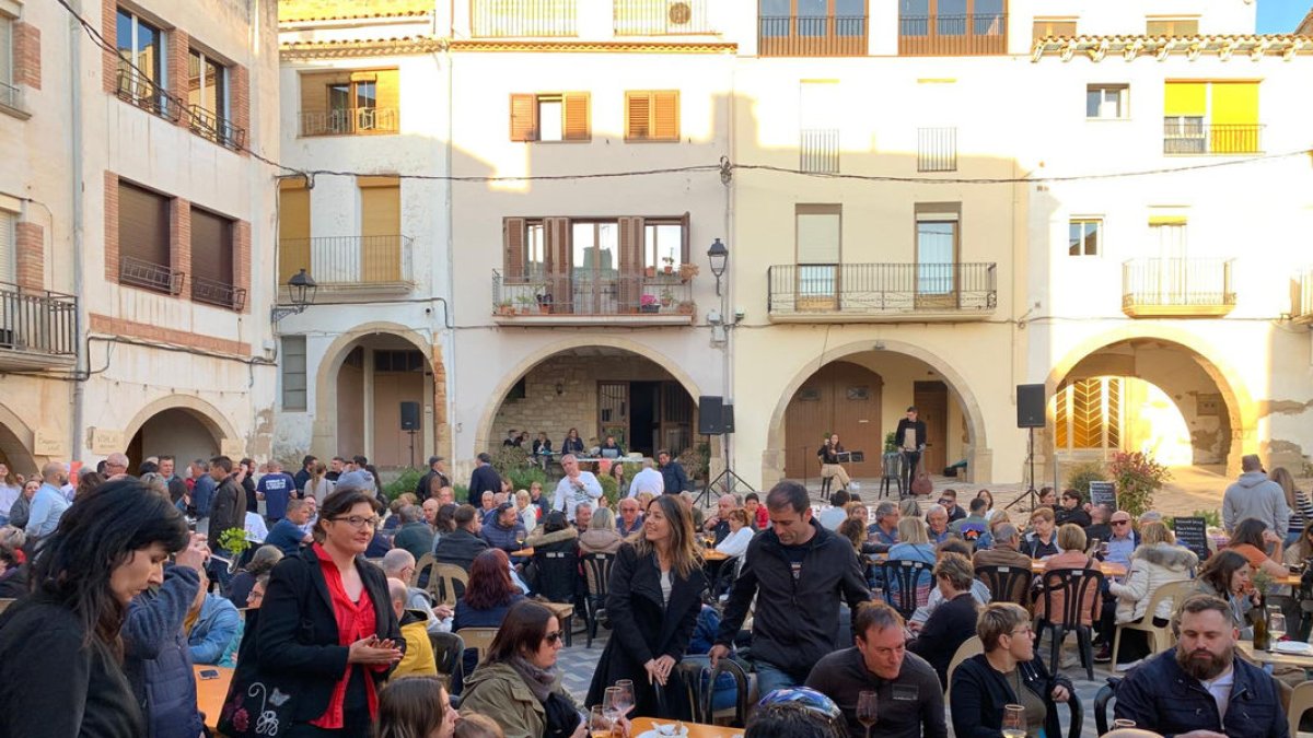 La plaça de l’Albi es va omplir d’assistents per degustar diferents caldos de la comarca i altres zones productores.