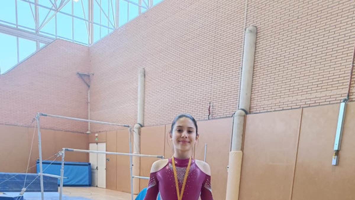 Elena Monsó, del Club Gimnàstic Lleida, amb la medalla.