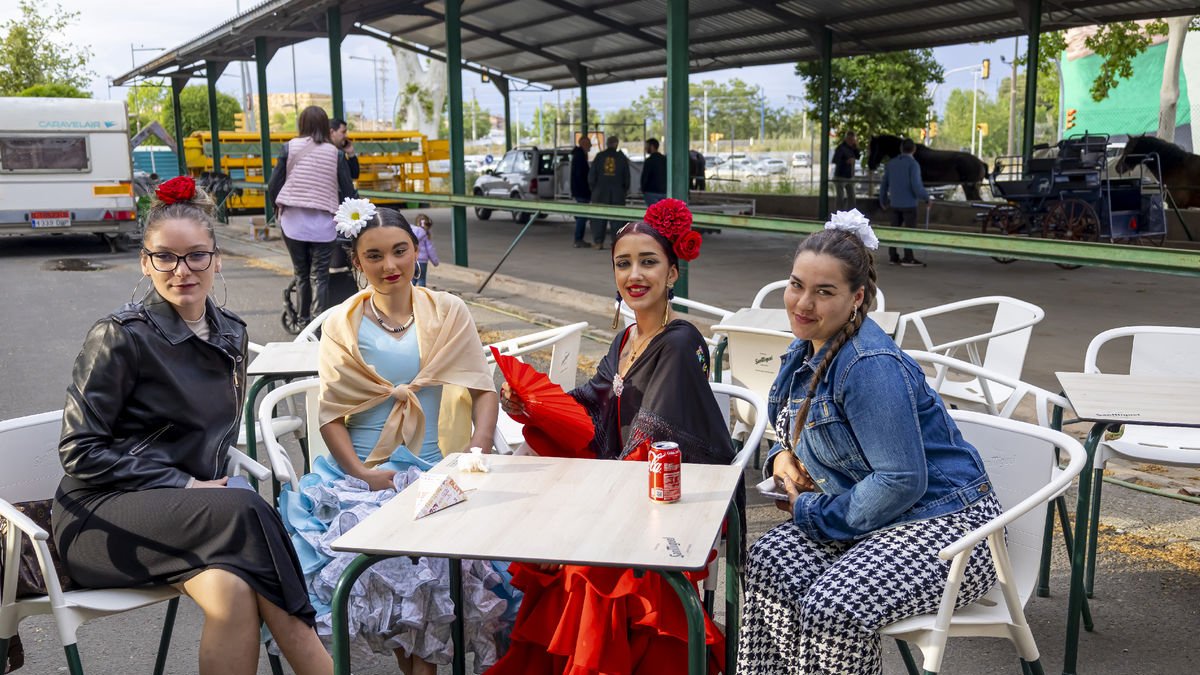 Quatre noies ahir al recinte de la fira, que se celebra als Camps Elisis.