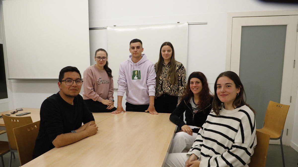 Estudiants de diferents titulacions d’Educació de la Universitat de Lleida, en una aula de la facultat.