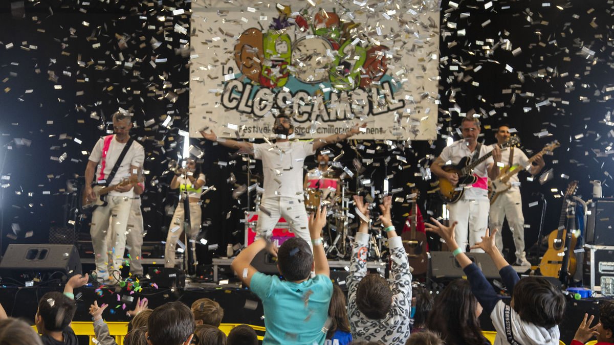 Concert de Xiula a l’interior del pavelló del col·legi Àngel Guimerà per la previsió de pluja.