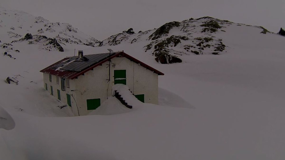 La neu va tornar aquest cap de setmana a zones del Pirineu com el refugi de Certescan.