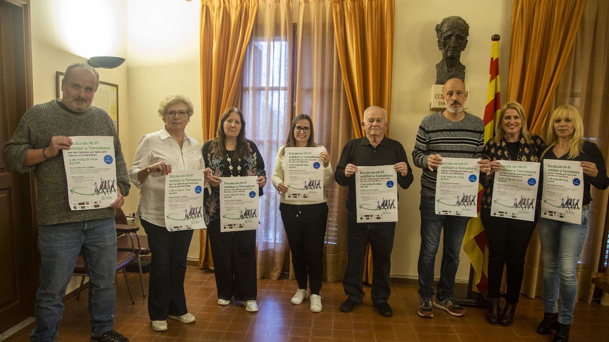 Membres de l’associació contra el càncer i del consistori.