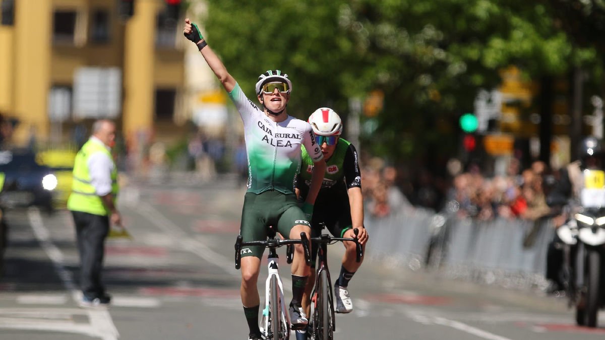 Jan Castellón aixeca el braç per celebrar el triomf d’etapa diumenge a la Volta al Bidasoa.
