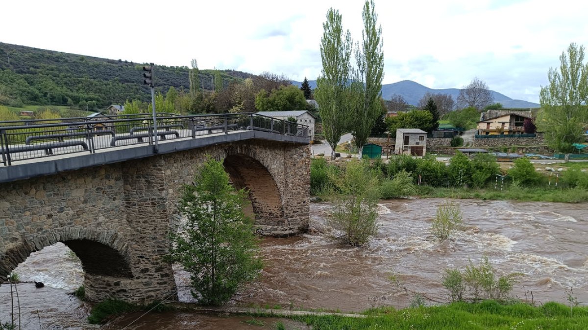 El riu Segre al seu pas pel poble d’Arfa, al municipi de Ribera d’Urgellet, a l’Alt Urgell.