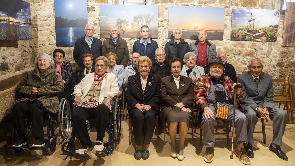 Fotografia de grup de 18 dels 39 veïns d’Anglesola que tenen actualment entre 86 i 90 anys.