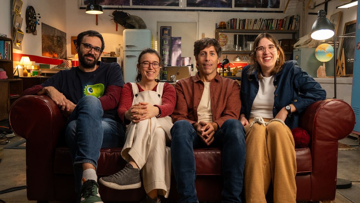 Ferran Velasco, Mariona Esquerda, Pere Renom i Cèlia Ventura presenten el programa ‘QuèQui’.