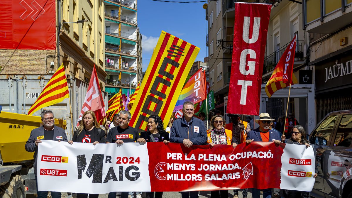 Els líders d’UGT i CCOO a Lleida encapçalant la marxa unitària que ahir va recórrer l’Eix Comercial.