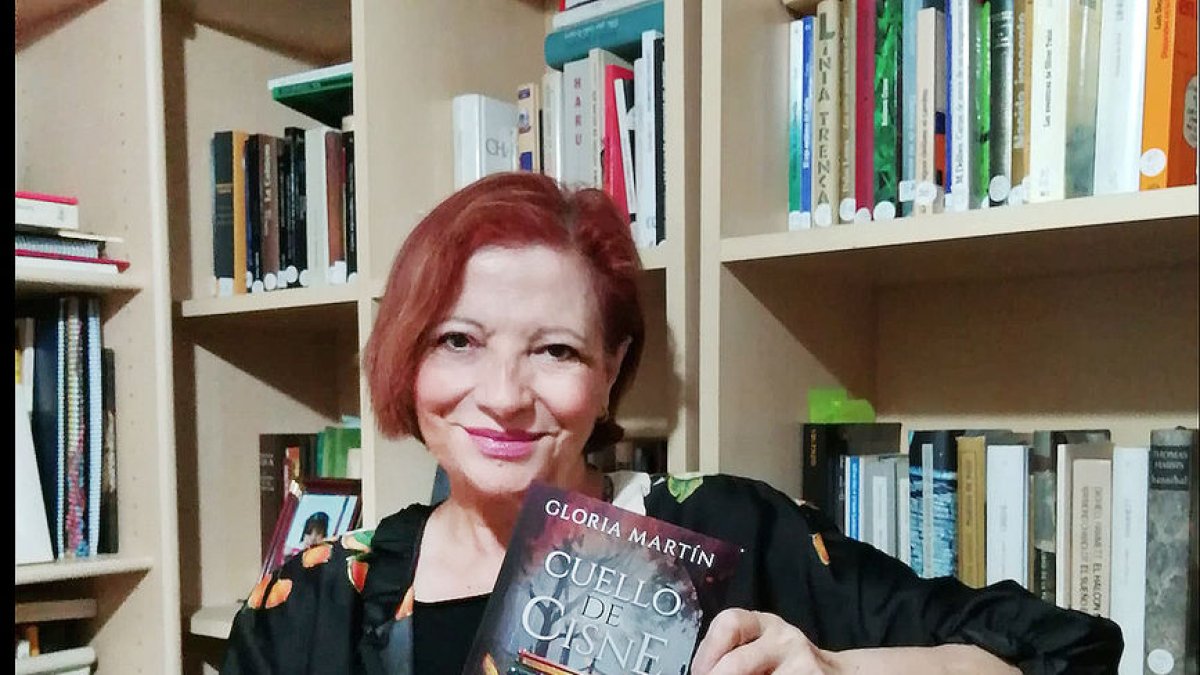 L’escriptora Gloria Martín amb la seua novel·la ‘Cuello de cisne’.