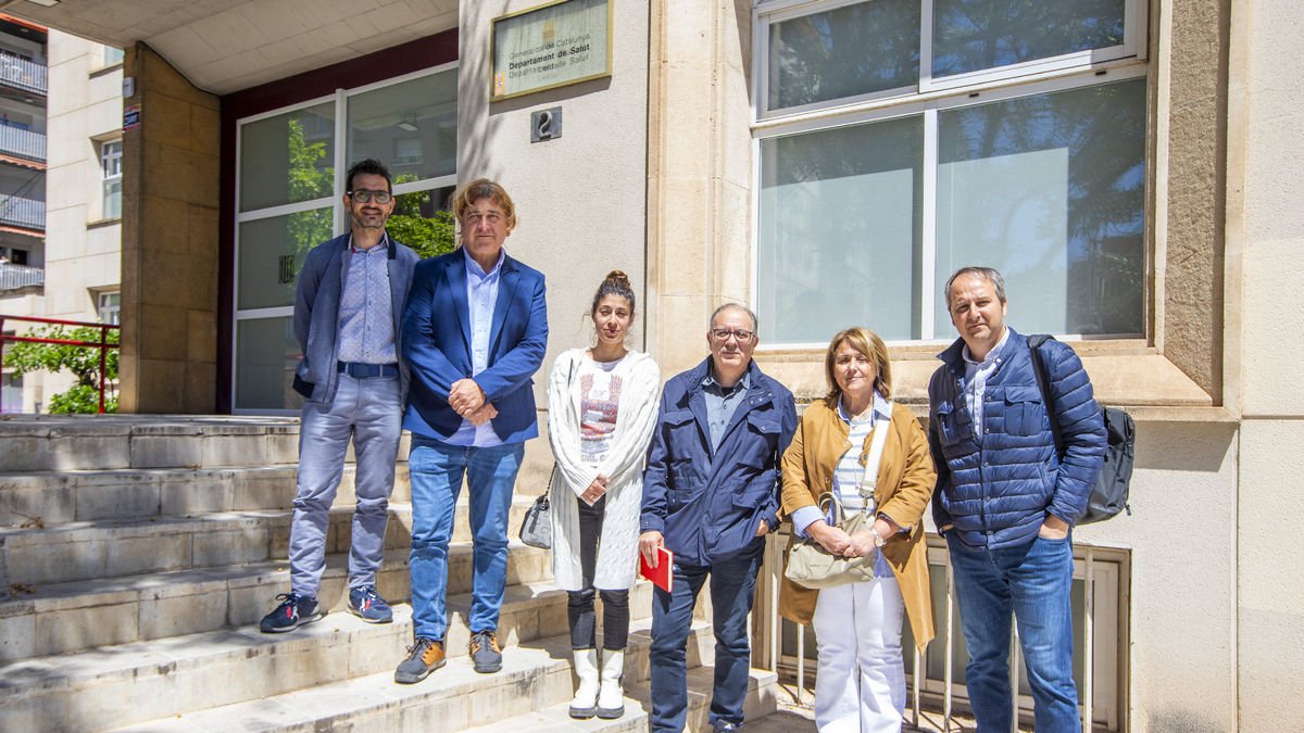 Els alcaldes i el representant de Seròs ahir, abans d’entrar a la reunió amb tècnics de Salut.