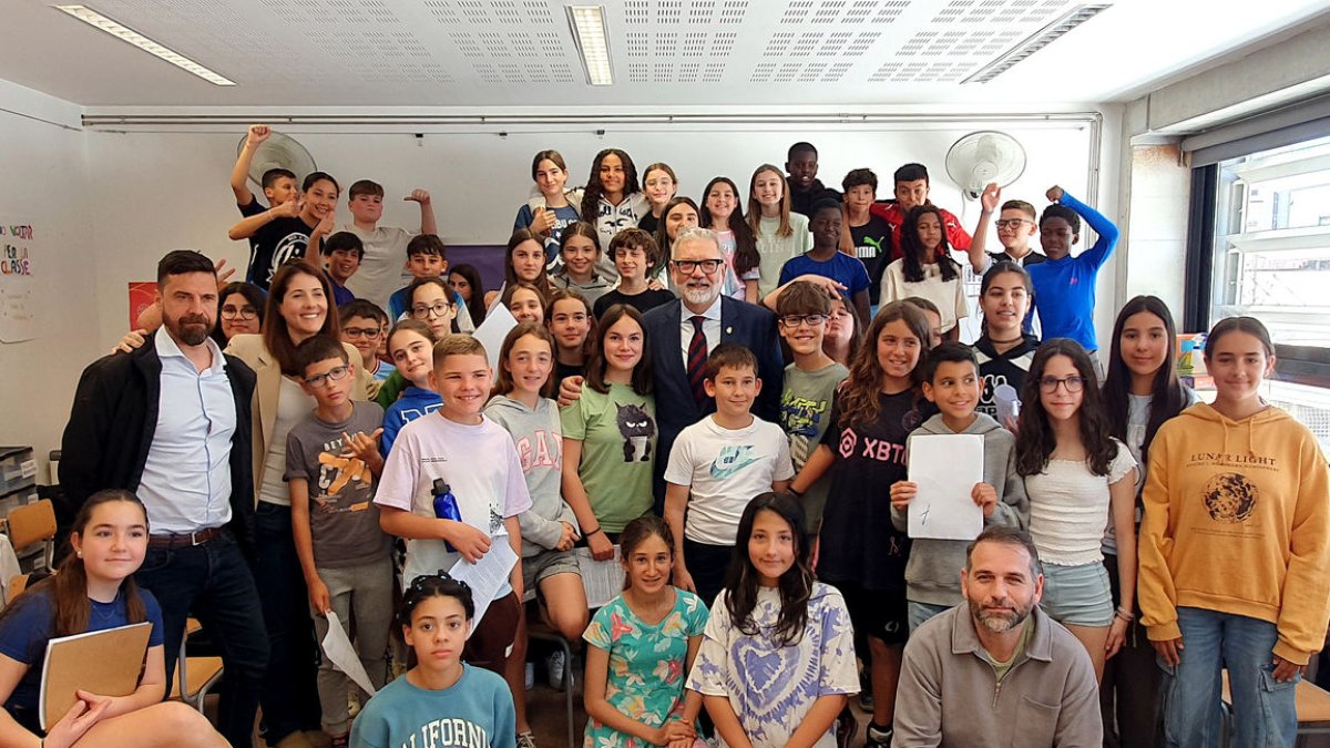 Alumnes de sisè de Primària de l’escola La Mitjana van entrevistar l’alcalde, Fèlix Larrosa.