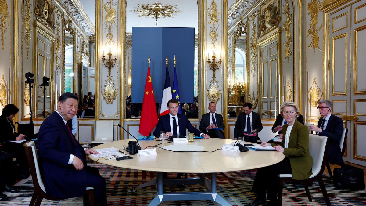 Imatge de la reunió entre Xi Jinping, Macron i Von der Leyen.