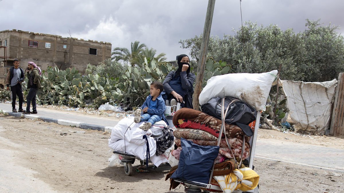 Una dona palestina i un nen, després de l’ordre d’evacuació israeliana de Rafah.