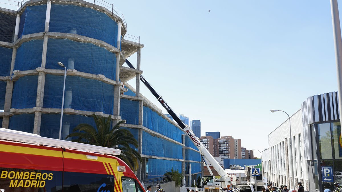 Efectius dels serveis d’emergències a l’edifici de Madrid on es va esfondrar el forjat.