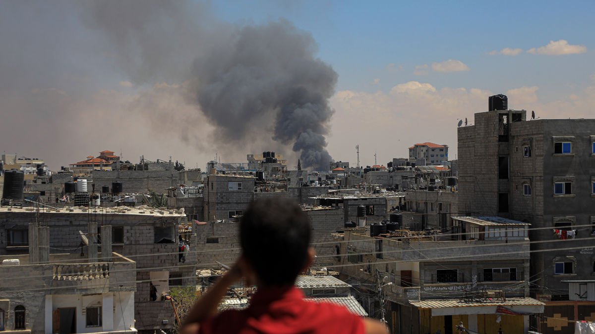 El fum s’eleva després dels atacs aeris israelians a la ciutat de Rafah.