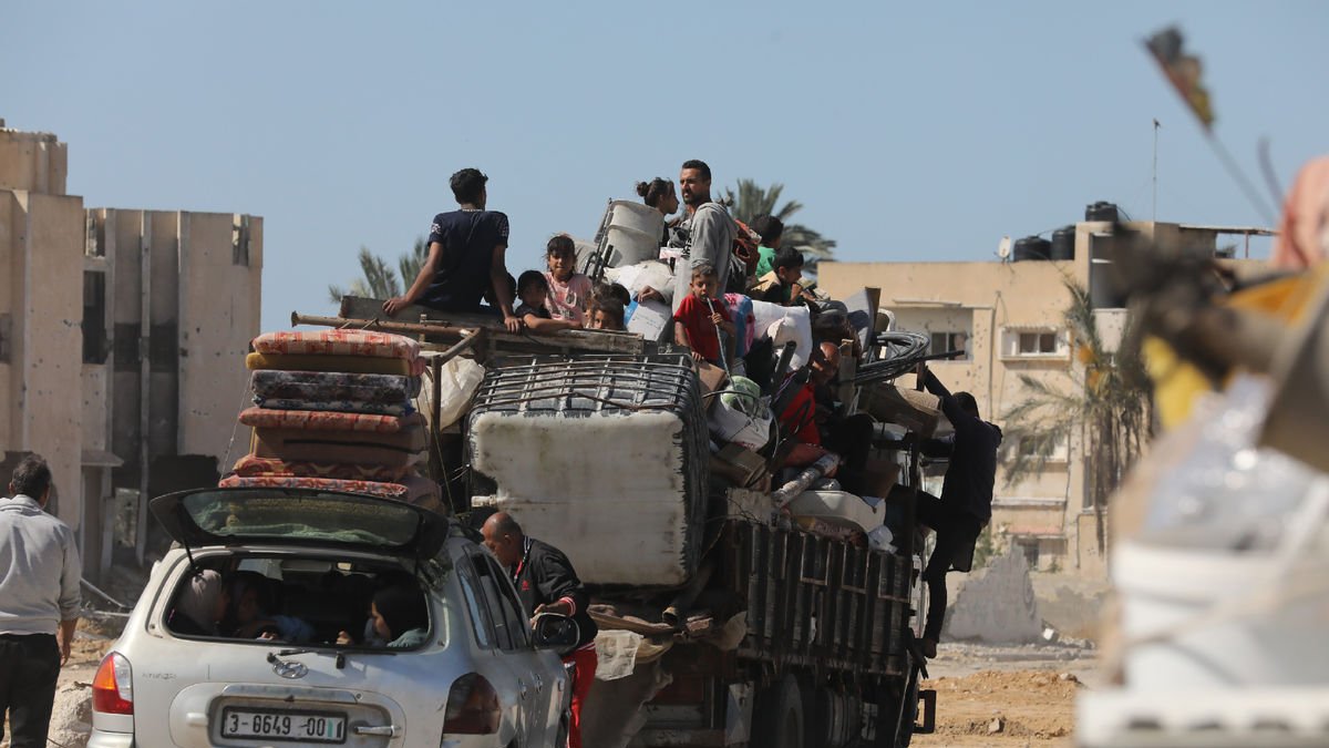 Palestins desplaçats arriben a Khan Yunis després de fugir de la ciutat de Rafah, al sud de Gaza.