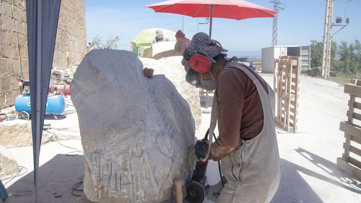 Una de les escultures del festival Maldant la Pedra, ahir en ple treball al costat del castell de Maldà.