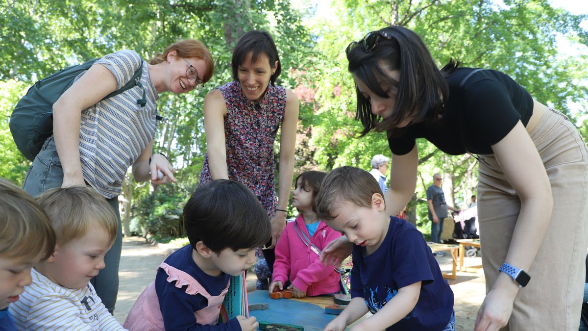 Un grup de nens juga amb els trencaclosques de Tocs de Fusta al Parc dels Somriures durant el matí.