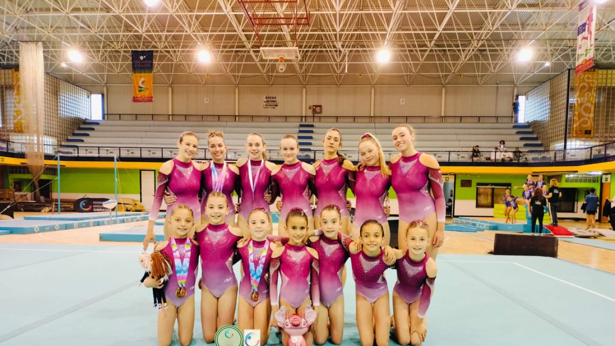 Un grup de gimnastes del Club Gimnàstic Lleida a Sevilla.