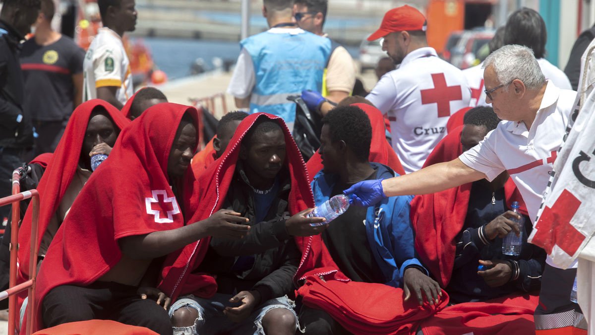 Membres de Creu Roja auxilien migrants rescatats al port de Gran Tarajal.