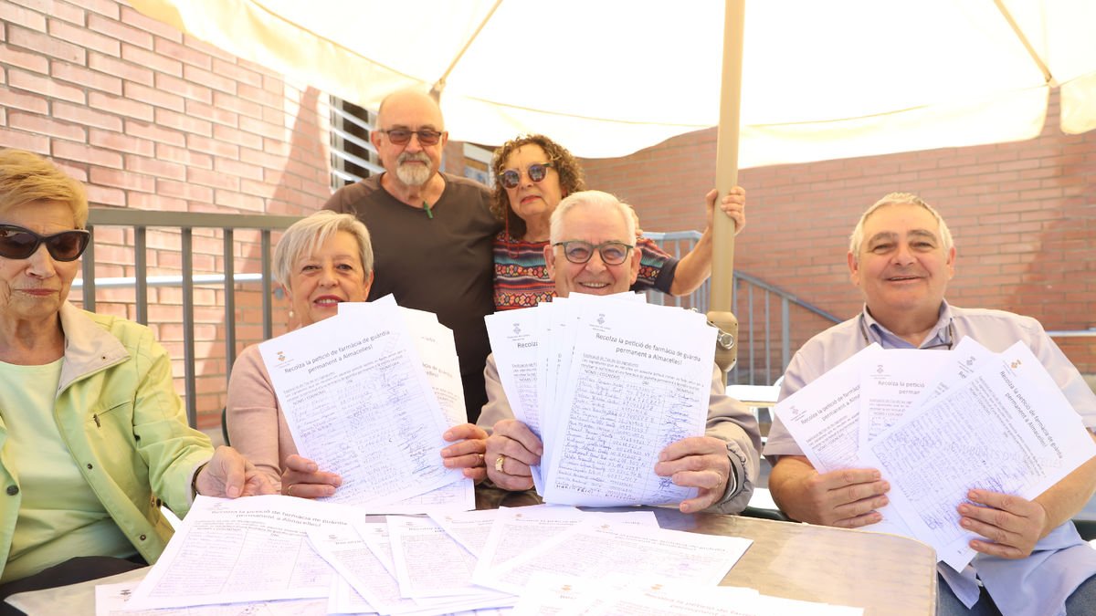 Membres de l’Associació de Jubilats d’Almacelles, aquesta setmana amb les firmes recollides.