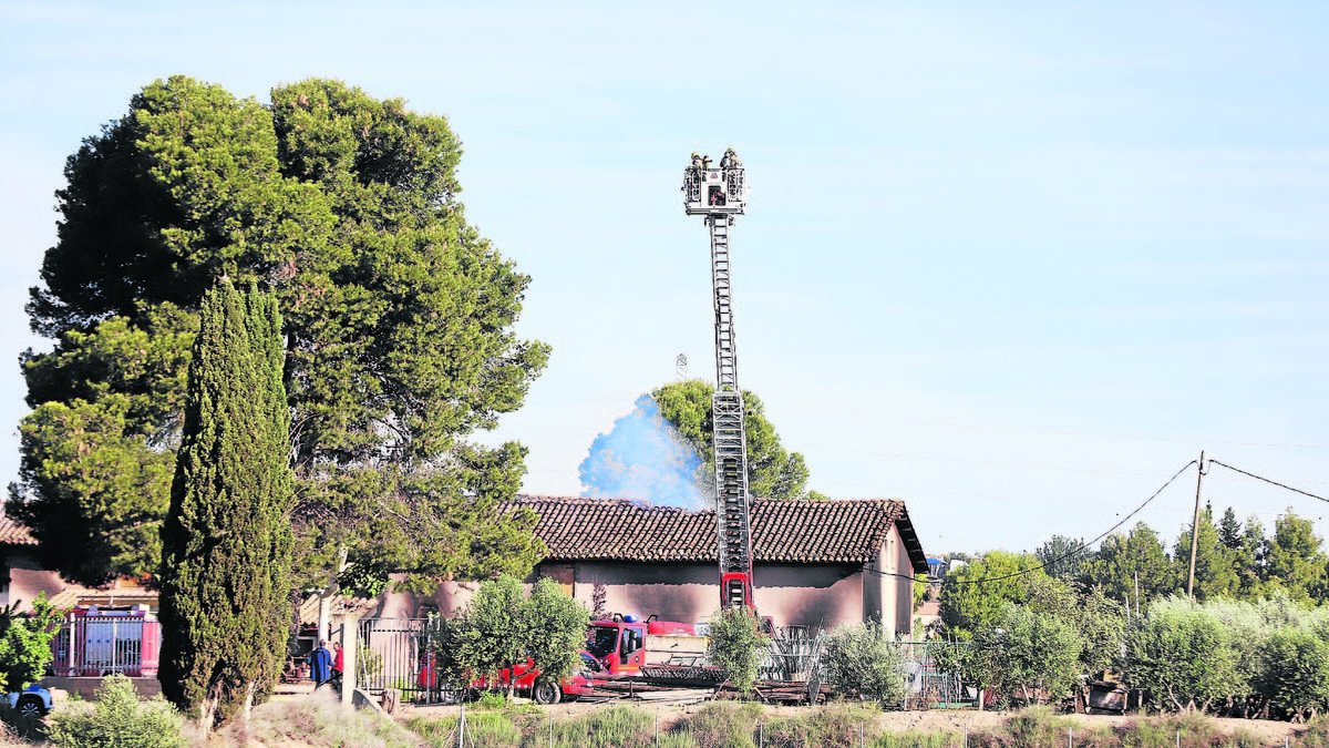 Els Bombers, ahir durant l’extinció d’un incendi en una casa a la partida Quatre Pilans.