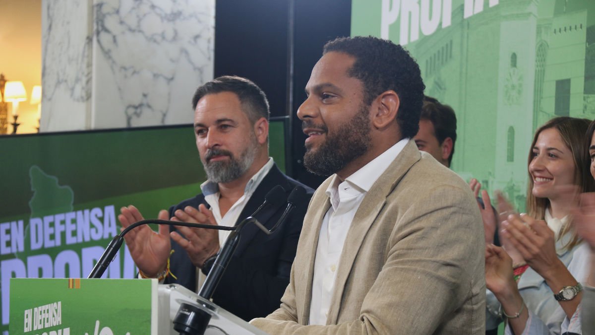 El candidat de Vox, Ignacio Garriga, va comparèixer amb el líder de la formació Santiago Abascal.