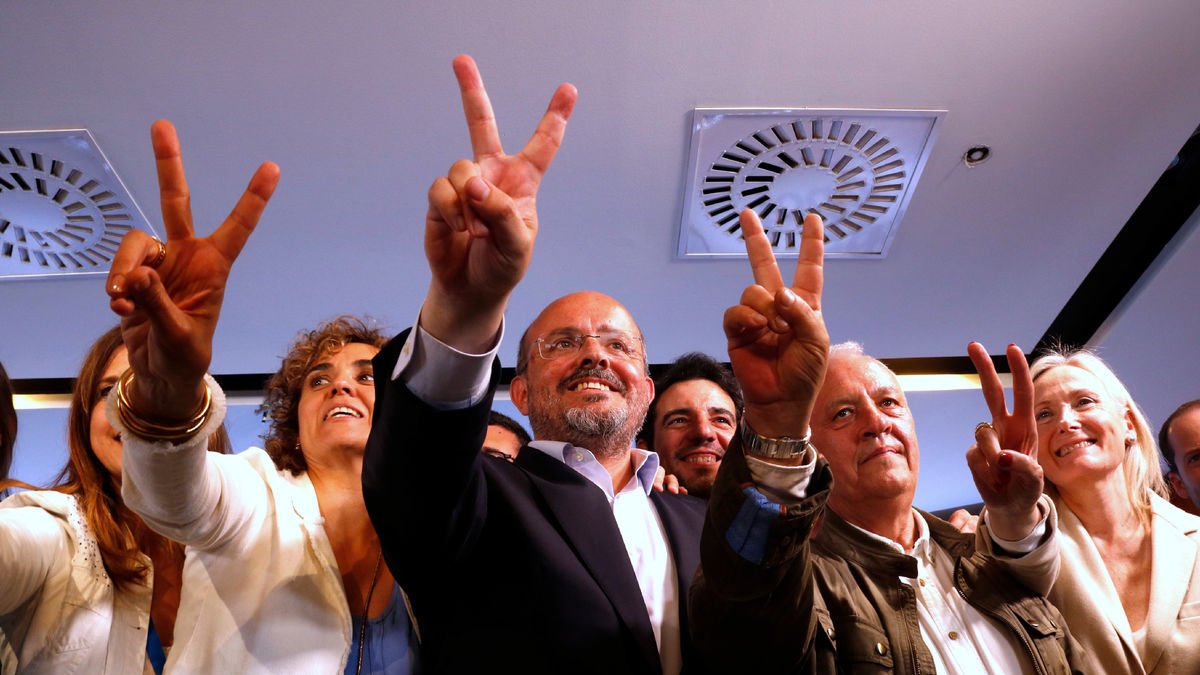 El candidat del PP català, Alejandro Fernández, gesticula el senyal de la victòria amb altres càrrecs.