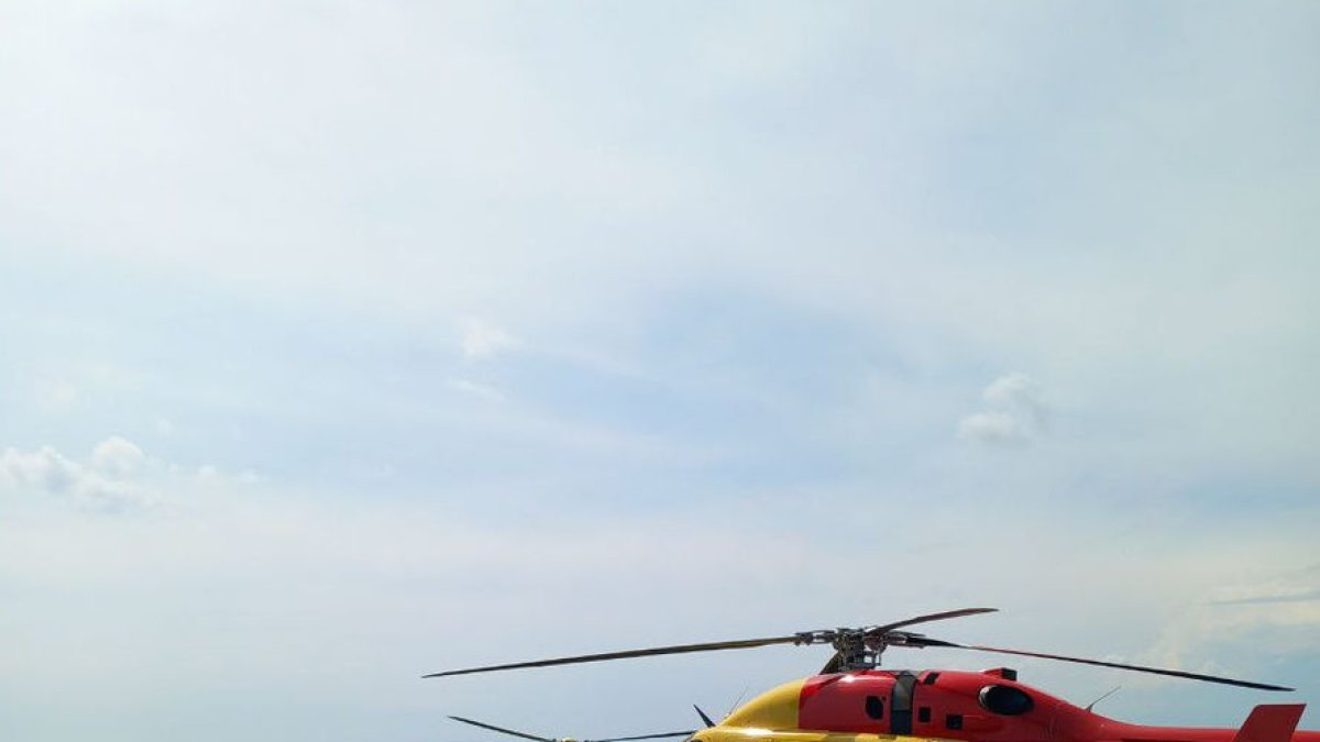 Els helicòpters del SEM i els Bombers, ahir a Àger.