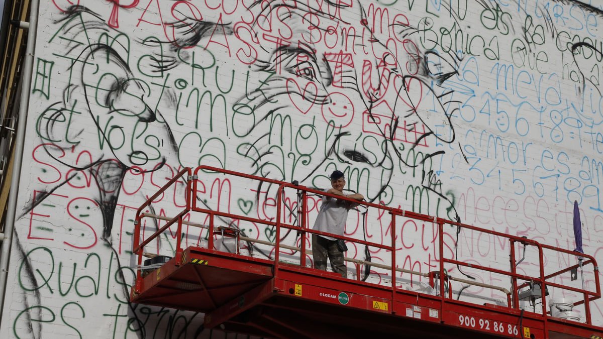 L’artista lleidatana Txus Montejano, ahir davant de les lletres gegants d’amor que va pintar en una façana.