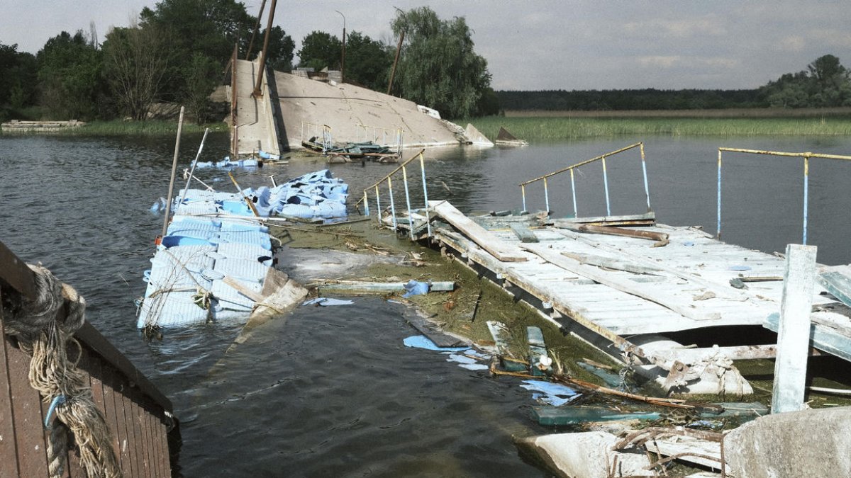 Vista d’un pont danyat al llogaret de Rubizhne, a Khàrkiv.