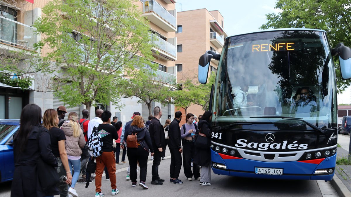 Usuaris de Rodalies agafen un autobús facilitat per Renfe a l’estació de Montcada-Ripollet.