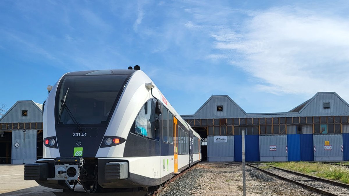 Un tren de l’actual línia de Lleida-la Pobla de Segur, al taller del Pla de Vilanoveta.