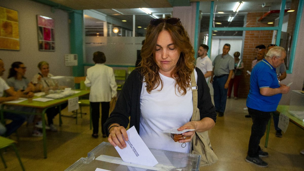 A l’institut Josep Lladonosa també hi va haver cues per votar.