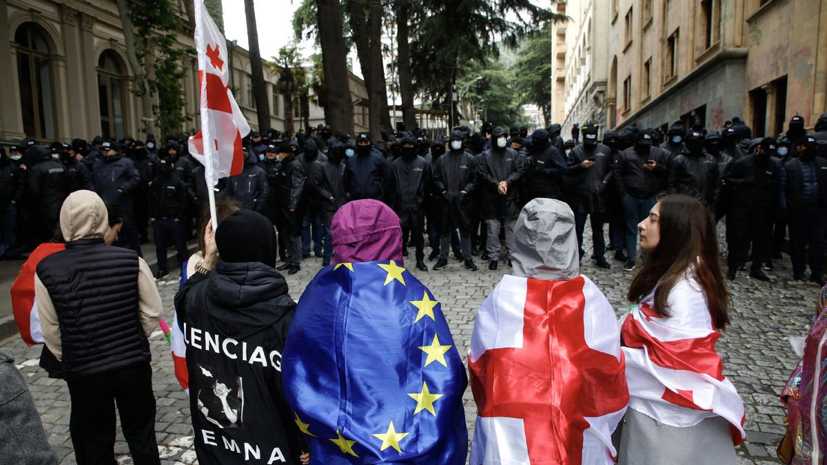 Manifestants amb banderes georgianes i de la UE en una protesta.