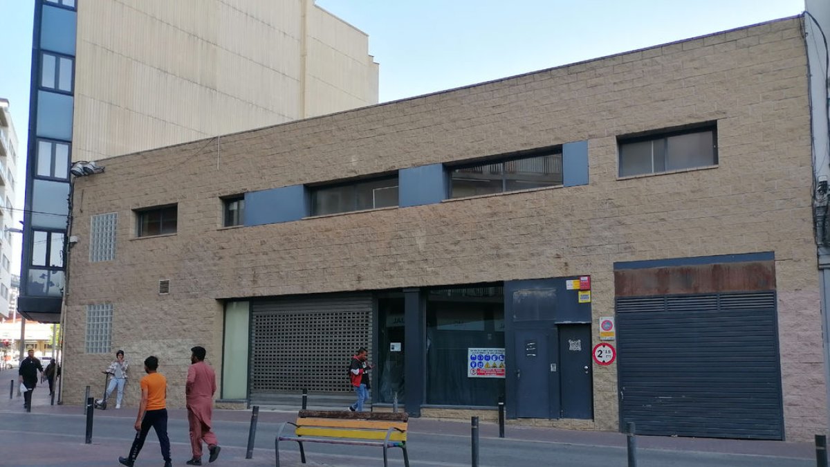 La façana del local de la plaça Noguerola que va deixar buit Mercadona i ara ocuparà Fitness Park.