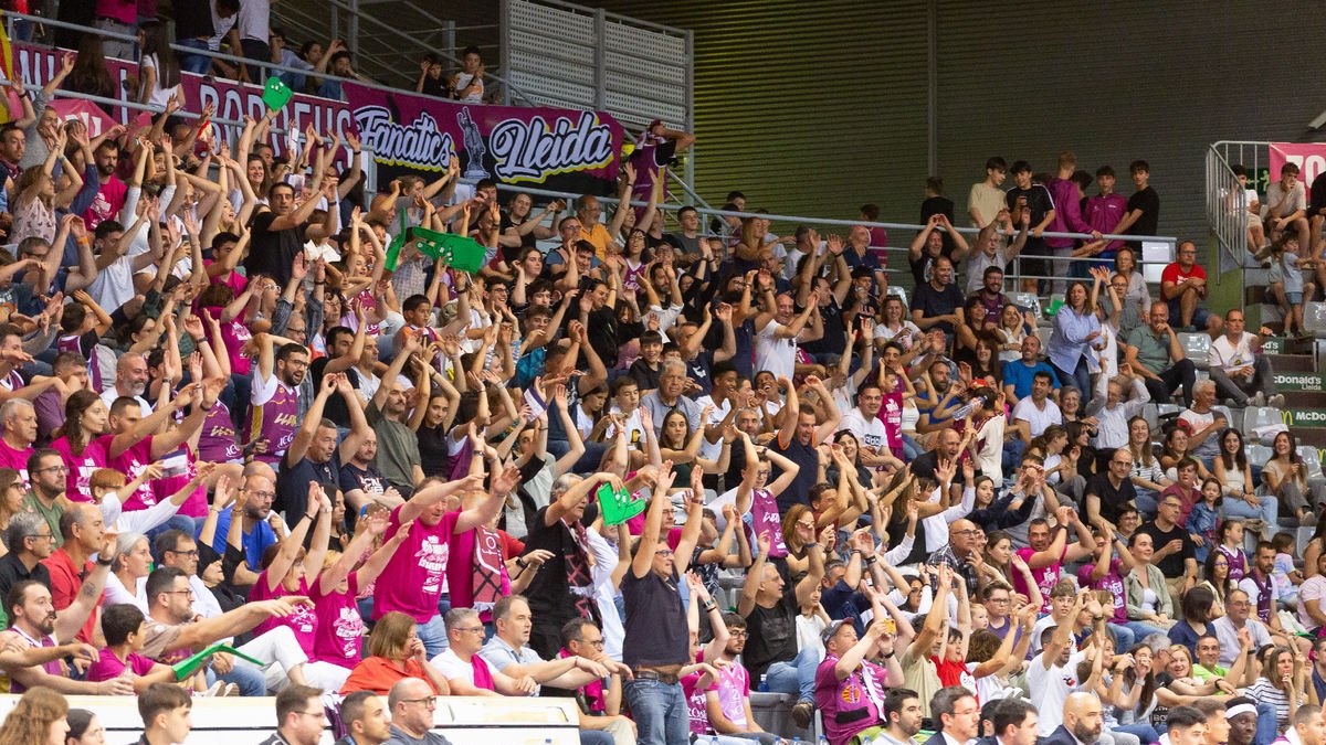 L’afició, en un moment del partit de divendres contra el Menorca, últim de la fase regular.