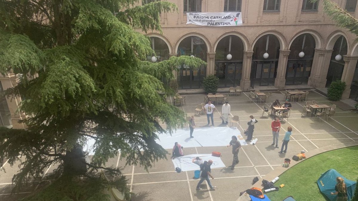 Acampada a la UdL ■ Una trentena d’estudiants de la Universitat de Lleida (UdL) van iniciar dimarts a la nit una acampada al Rectorat en suport a Palestina. Els comitès del personal docent, investigador i de gestió els van donar suport i es van ...