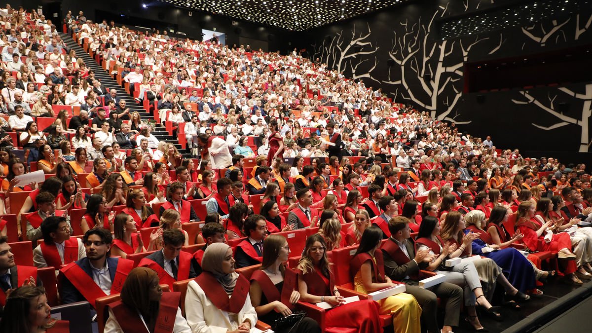 L’acte d’entrega d’orles de la Facultat de Dret, Economia i Turisme, ahir a la Llotja.