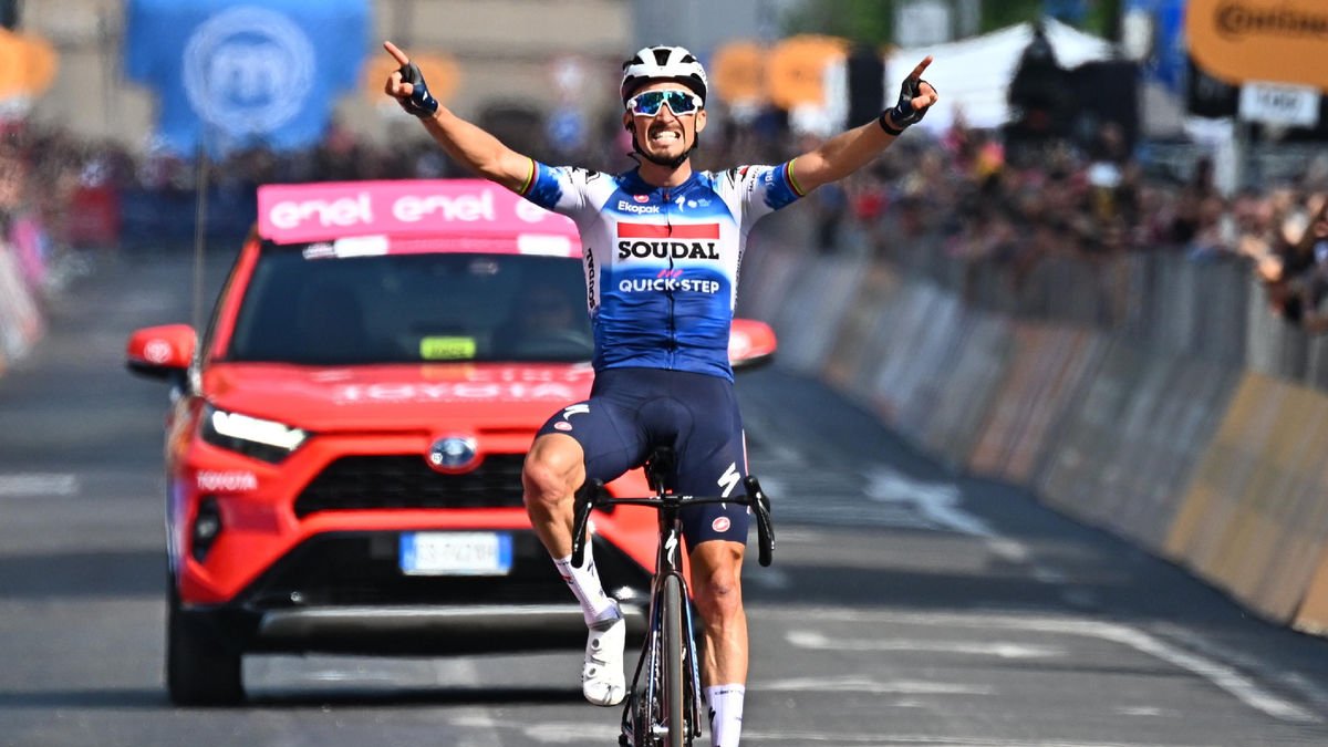 Alaphilippe, en el moment d’entrar guanyador a la meta.