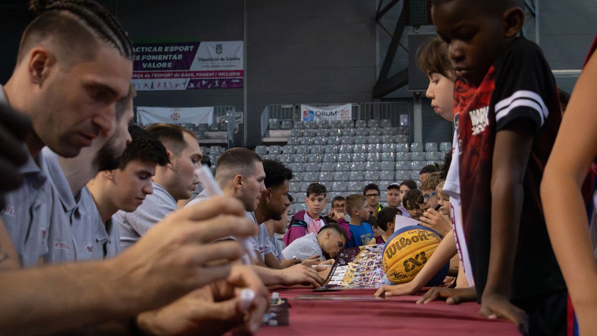 Fan Day amb la plantilla ■ El club va organitzar ahir un Fan Day al Barris Nord, perquè els aficionats poguessin conèixer abans d’arrancar el play-off la plantilla del Força Lleida, que va firmar autògrafs a tots aquells, majoritàriament nen ...