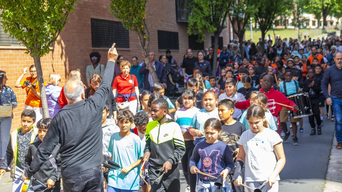 Cercavila inaugural amb batucada del tercer festival Enre9, ahir al migdia, amb alumnes de tres centres educatius de Lleida.